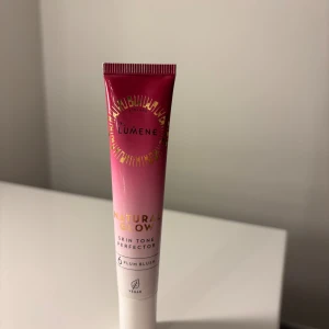 Lumene Natural Glow Plum Blush - Lumene Natural Glow Skin Tone Perfector i färgen 6 Plum Blush. En vegansk gel-kräm rouge i tub som ger kinderna en naturlig, fräsch lyster med en plommonrosa ton. Enkel att applicera med fingertopparna och smälter snyggt in i huden. Använd bara 2 ggr.