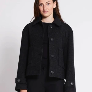 Svart kappa - Säljer svart kappa från lager 157 för att har slutat använda den och skaffat en ny, knapparna på den har jag sytt för att dom ska hålla längre och jag klippte av lampen där det stod vilken storlek. Nya priset // 400 kr 🩷