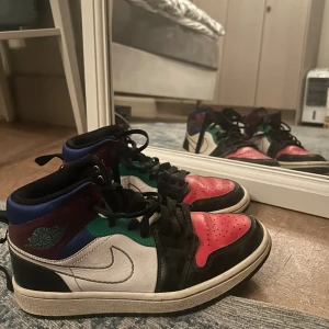 Nike Air Jordan 1 Mid Multicolour - Säljer nu mina Jordan 1 Mid Multicolour i storlek 38,5, de har använts mycket vilket syns på dom men det finns inga hål eller så🌟Skorna är svåra att hitta och original priset ligger på 5000 kr. Det går bra att skriva till mig vid funderingar eller frågor💕 