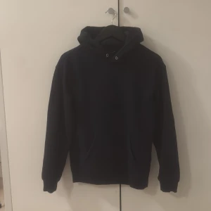 Mörkblå hoodie - Säljer en basis mörkblå hoodie då den inte andvänds längre. Köpt för ca 600 kr mitt pris 200