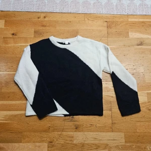 Stickad tröja - gina tricot  - En riktigt fin stickad tröja från Gina Tricot, tvådelad i vitt och mörkblått. Storlek 158/164 - motsvarar en XS! Som ny endast använd nån gång 💕
