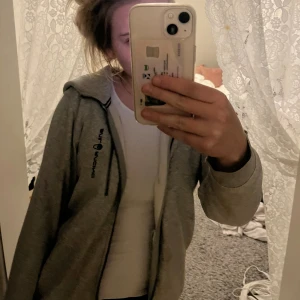 Sail racing hoodie  - Säljer min sail racing eftersom den ej kommer till användning💓 Tyvärr saknar den dragkedja, priset kan diskuteras också. Skriv vid intresse tryck ej på köp nu!