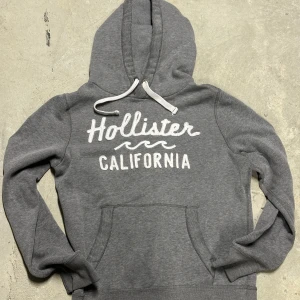 Hollister hoodie - Säljer nu denna extremt eftertraktade och sällsynta hollister hoodie! Grymt skick, inga defekter - ser exakt ut som på bilderna! Storlek M! Skriv gärna vid frågor 💬✌️