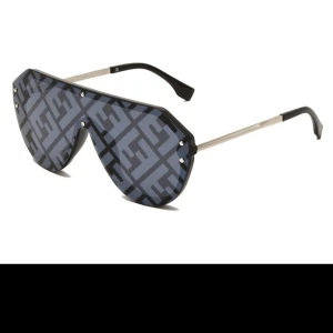 Fendi-glasögon  - Säljer exklusiva Fendi glasögon i nyskick. Alla modeller är av mycket hög kvalitet med lyxig design och perfekt passform. Finns i 5 olika färger, så du kan välja den som passar din stil bäst!