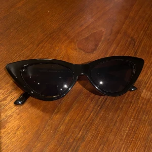 Solglasögon - Svarta solglasögon