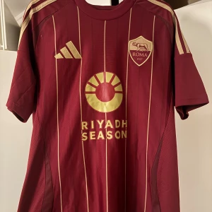Roma 24/25 Hemma Kit - Storlek M Roma 24/25 El Shaarawy Köpt i Rom, i Roma butiken. TTS Perfekt skick, inge tecken på slitage! Original Accepterar bud