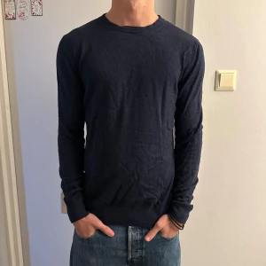 Marinblå Stickad tröja  - Skön Stickad tröja från dressman, bra skick i storlek S. Passar till allt. Säljer billigt för o bli av med den! 180,65kg! Skrih för funderingar. 