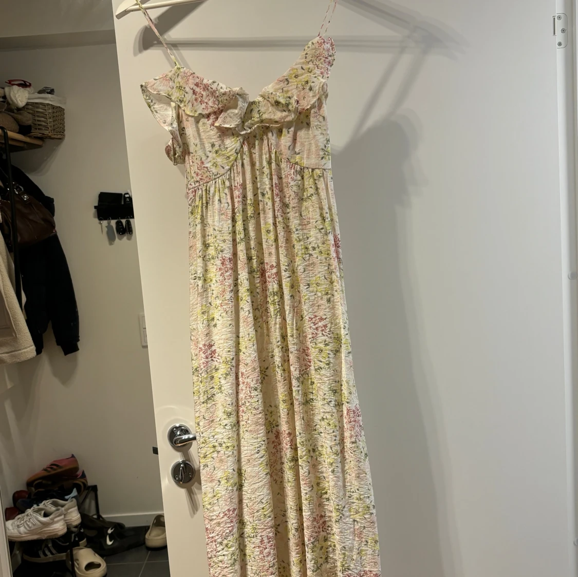 Blommig långklänning med volang