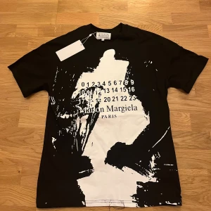 Maison margiela - Säljer den snyggaste T shirten på hela plick finns bara få av denna t shirt de är först till kvarn skick 10/10 !!!!