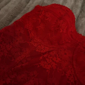 Röd korsett - Röd korsett helt ny med prislapp