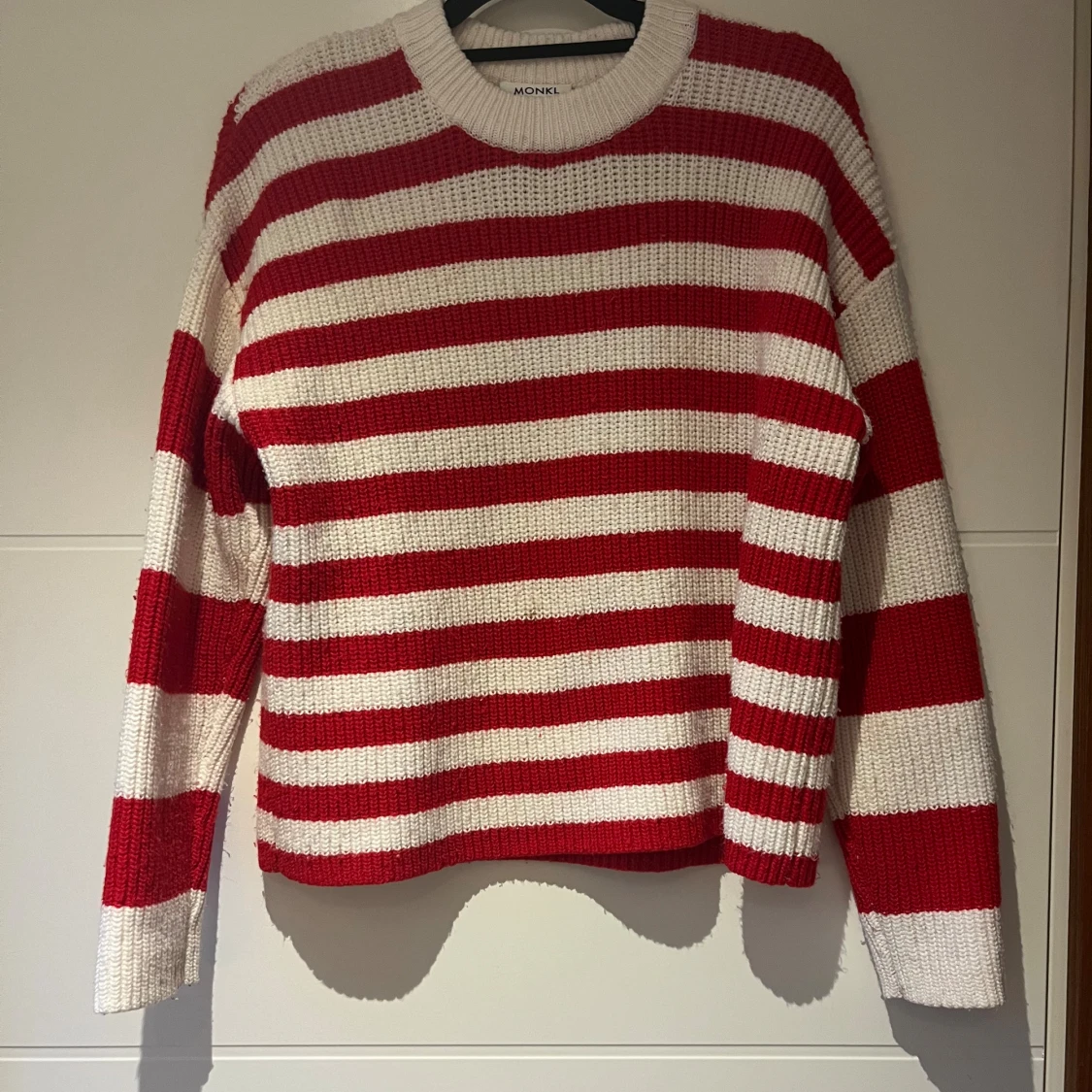 Randig stickad tröja från Monki