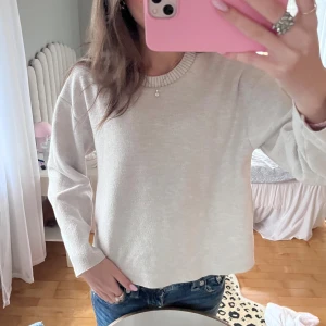 Stickad tröja  - As snygg beige stickad tröja ifrån Zara. Den är storlek s men den passar xs också. Säljer då den inte kommer till användning 💕