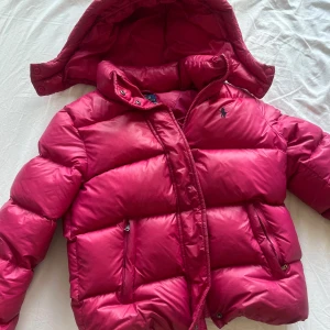 Rosa pufferjacla från raulp lauren nypris 3100 - En rosa pufferjacka från raulp lauren. Köpt från zalando. Endast använd lite under en vinter. Storlek 12-14 