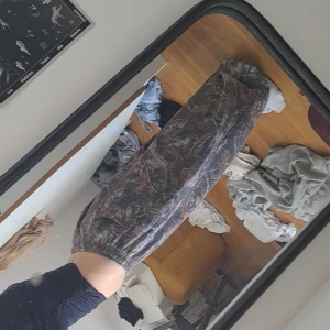 BDG med camouflage-mönster - Säljer ett par loose fit cargopants BDG med klassiskt camouflage-mönster. Byxorna har resår i midjan och vid bensluten för en bekväm och avslappnad look. Perfekta för dig som gillar streetwear och vill sticka ut lite extra.