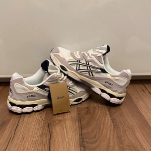 🔥 Asics sneakers – nya & oanvända! 🔥 - Helt nya Asics med tag kvar 👟 Superfräscha i vitt och beige, perfekta till både streetwear och träning.   📏 Strl 44  💰 1799 kr  🚚 Skickas snabbt!  