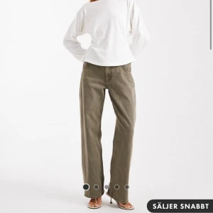 Khakigröna, baggy jeans med låg midja - Helt nya och oanvända jeans från ASOS i storlek 44 med pristagg kvar! Nypris 519kr. Hör av er för fler bilder eller funderingar.