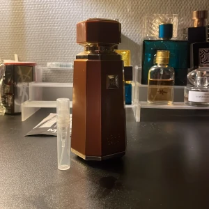 Liquid Brun parfymflaska 3 ml - Snygg och unik parfymflaska från Liquid Brun. Perfekt för dig som vill sticka ut med din doftsamling. Flaskan har en modern design som passar in i alla miljöer. Volym och ingredienser framgår ej på bilderna.