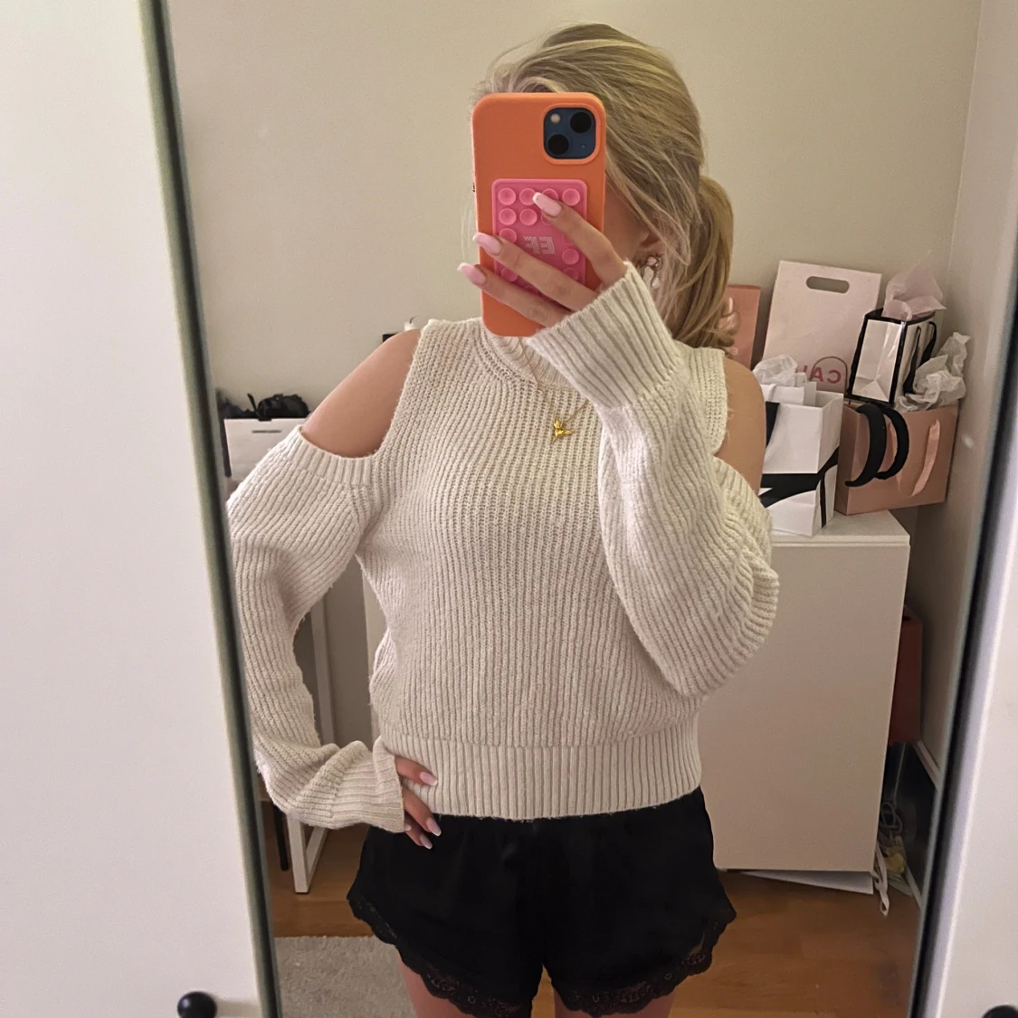 Tröja med hål på axlarna - 1