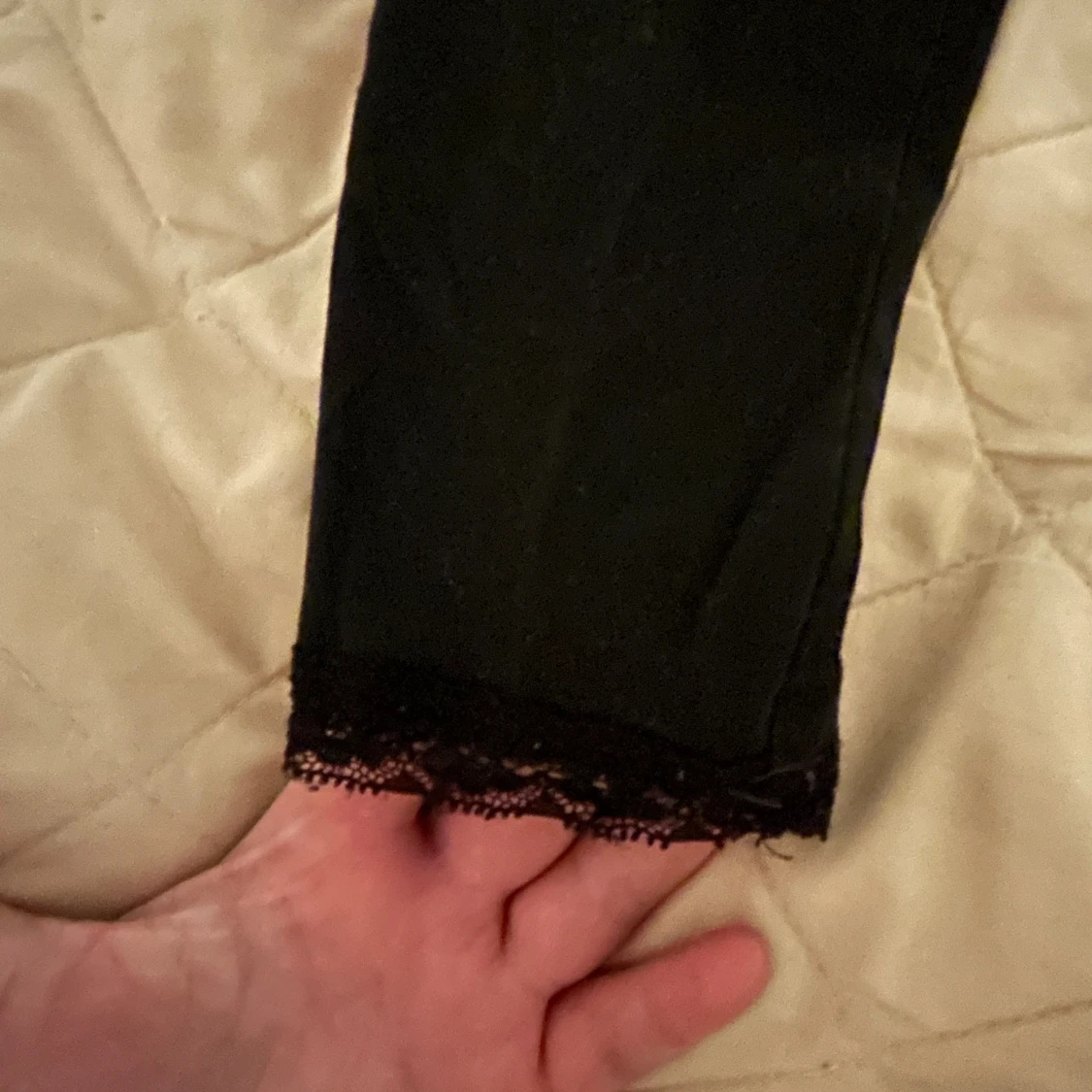 Svarta korta leggings med spetskant - 1