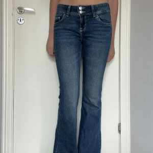 Lågmidjade jeans - Säljer nu mina lågmidjade jeans ifrån HM. De är uppsprättade längst ned, dem har ett litet hål på sidan med det är så litet att man kan sy igen det hur lätt som helst💗😊