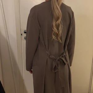 Trenchcoat  - En beige/brun trenchcoat från Missäy som nästan aldrig är använd. Storlek xs/s