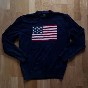 Mörkblå stickad tröja Polo Ralph Lauren - Säljer en mörkblå Polo tröja🙌🏻| Storlek M passar bäst i L om ja ska va ärlig | Skick 9.5/10🔥| Skriv vid minsta fundering 💭 