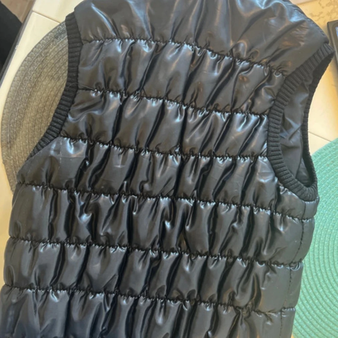 Svart quiltad dunväst med dragkedja - 1