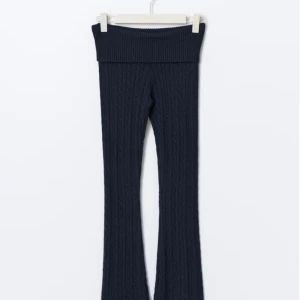 Mörkblå stickade bootcut byxor - Mörkblå stickade byxor 