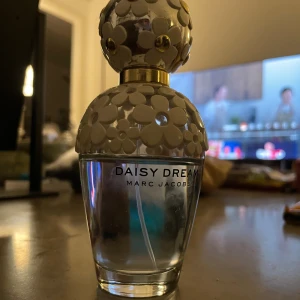 Marc Jacobs Daisy Dream parfym - Snygg parfymflaska med blommig design från Marc Jacobs. Daisy Dream är en populär doft som sticker ut i hyllan och passar perfekt för dig som vill ha något trendigt och stilrent. Volym och ingredienser syns ej på bilderna. Den är 100ml men ni får avgöra själva hur mycket som är kvar.