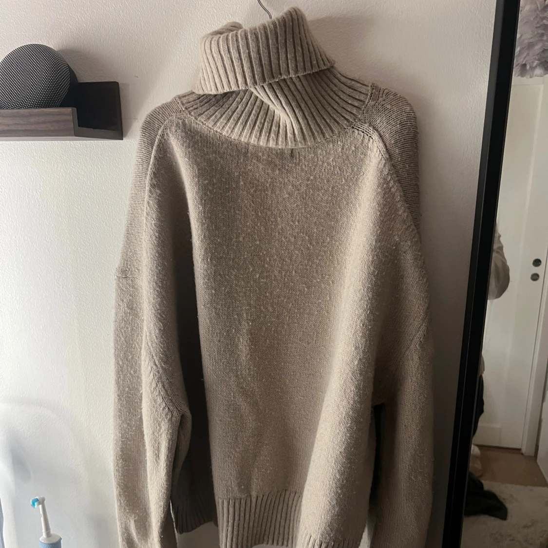 Beige polotröja med ribbad krage - 1