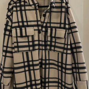 Beige rutig jacka - Säljer en beige och svart rutig jacka från KappAhl. I fint skick.