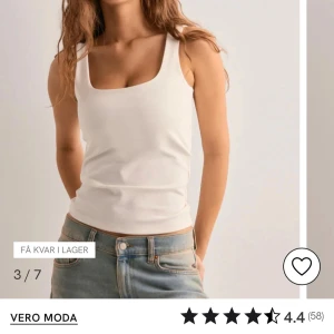 Vit linnetopp från Vero Moda - Vit linnetopp som kan bäras på olika sätt! Säljs pga för stor för mig💕slutsålt 