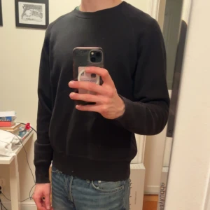 Svart sweatshirt från Nike - Svart sweatshirt från Nike med rund hals och långa ärmar. Strl M och passformen är normal.