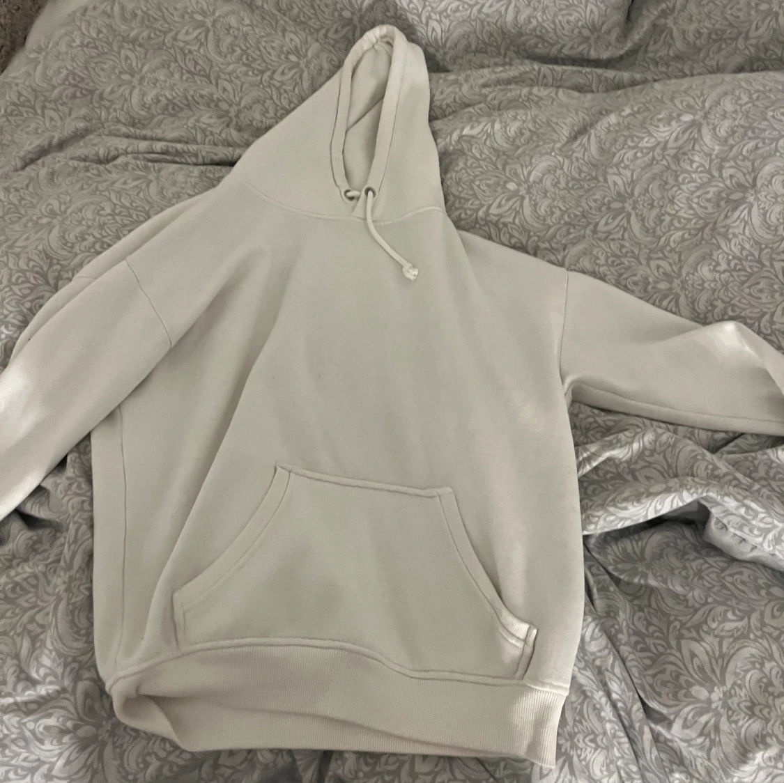 Vit hoodie med huva och ficka