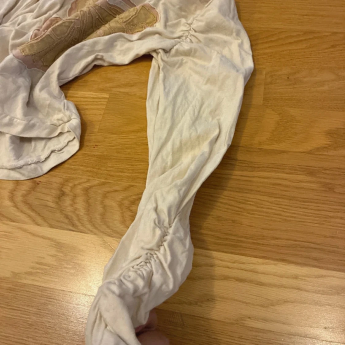 Offshoulder topp med fjäril. - 2