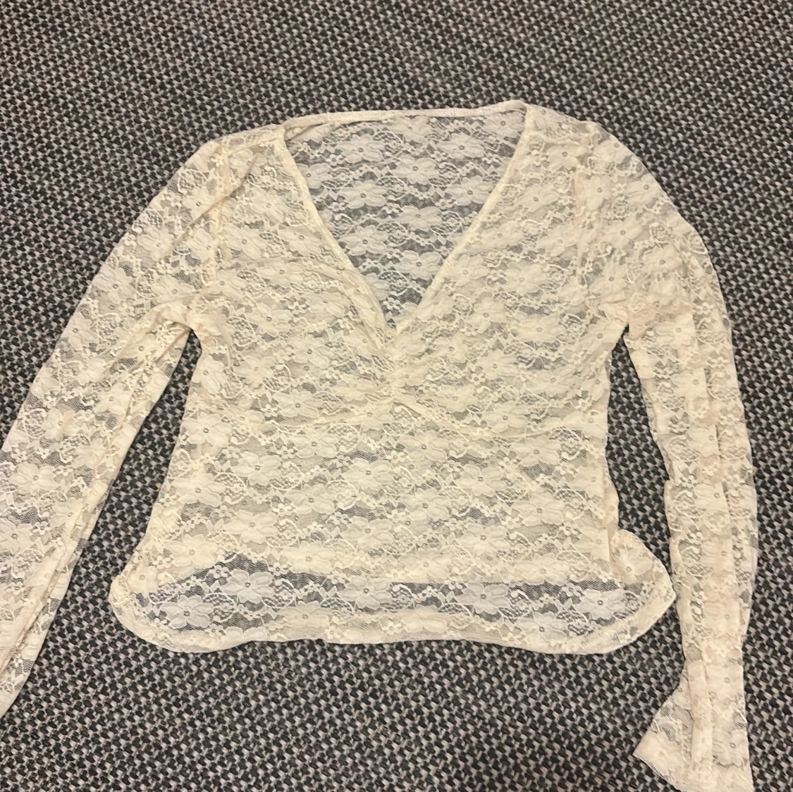 Vit spetsblus med v-ringning