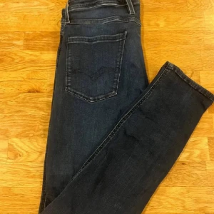 Replay anbass  - Snygga mörkblå jeans från Replay i storlek 32/32. Jeansen är slim fit. De är hyperflex/stretchiga. Är i bra skick, skriv vid funderingar! ☺️.