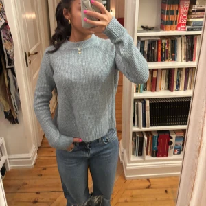 Ljusblå stickad tröja med rund hals - Säljer en ljusblå stickad tröja med rund hals och ribbade muddar. Verkligen super fin och mysig!