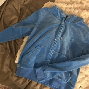 Juicy couture kofta blå  - Juicy couture koftan i skrikblå, använd fåtal gånger! 