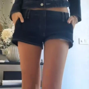 Zara jeansshorts  - Sååå fina och coola mörkblåa jeansshorts från zara. Aldrig använda med lapp kvar💘 små i storleken. Helt slutsålda i den modellen för länge sen.