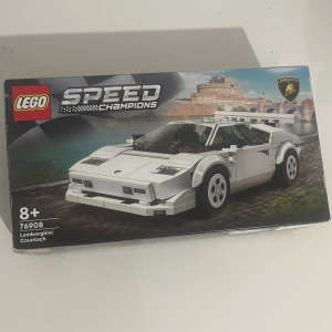 LEGO Speed Champions Lamborghini Countach 76908 - Byggsats LEGO Speed Champions Lamborghini Countach, modell 76908. Oöppnad förpackning, passar för barn från 8 år och uppåt. Perfekt för bilentusiaster och samlare, med autentiska detaljer och snygg design.