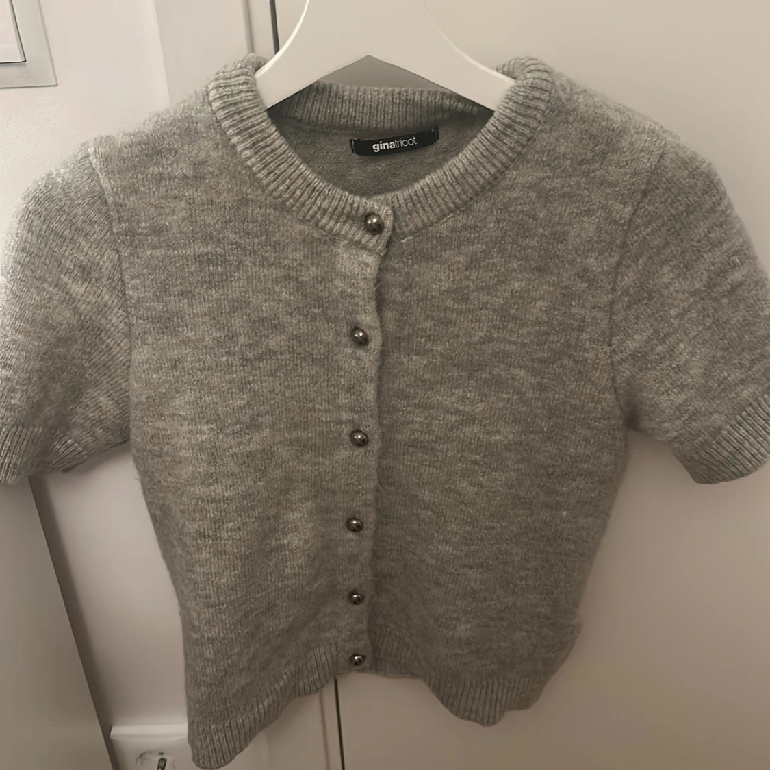 Grå stickad blus från Gina Tricot