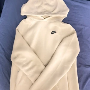 Nike tech fleece  - Säljer en Nike nsw teech fleece tröja. Den är helt ny , ren och fin. Köpt från unisport för 1200kr. Storlek : 158 - 170 cm .  priset kan diskuteras !