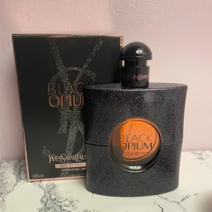 YSL Black Opium Eau de Parfum - YSL Black Opium Eau de Parfum, 90 ml. Snygg och ikonisk flaska med modern design. Perfekt för dig som vill sticka ut och addera lite edge till din stil.