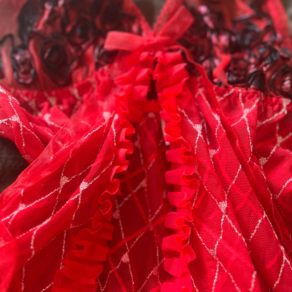 Röd topp med spets och rosett - 1