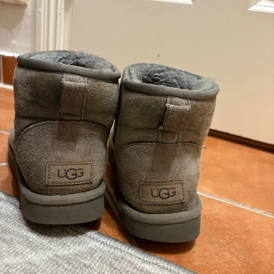 Grå UGG boots i mocka, ÄKTA! - 2