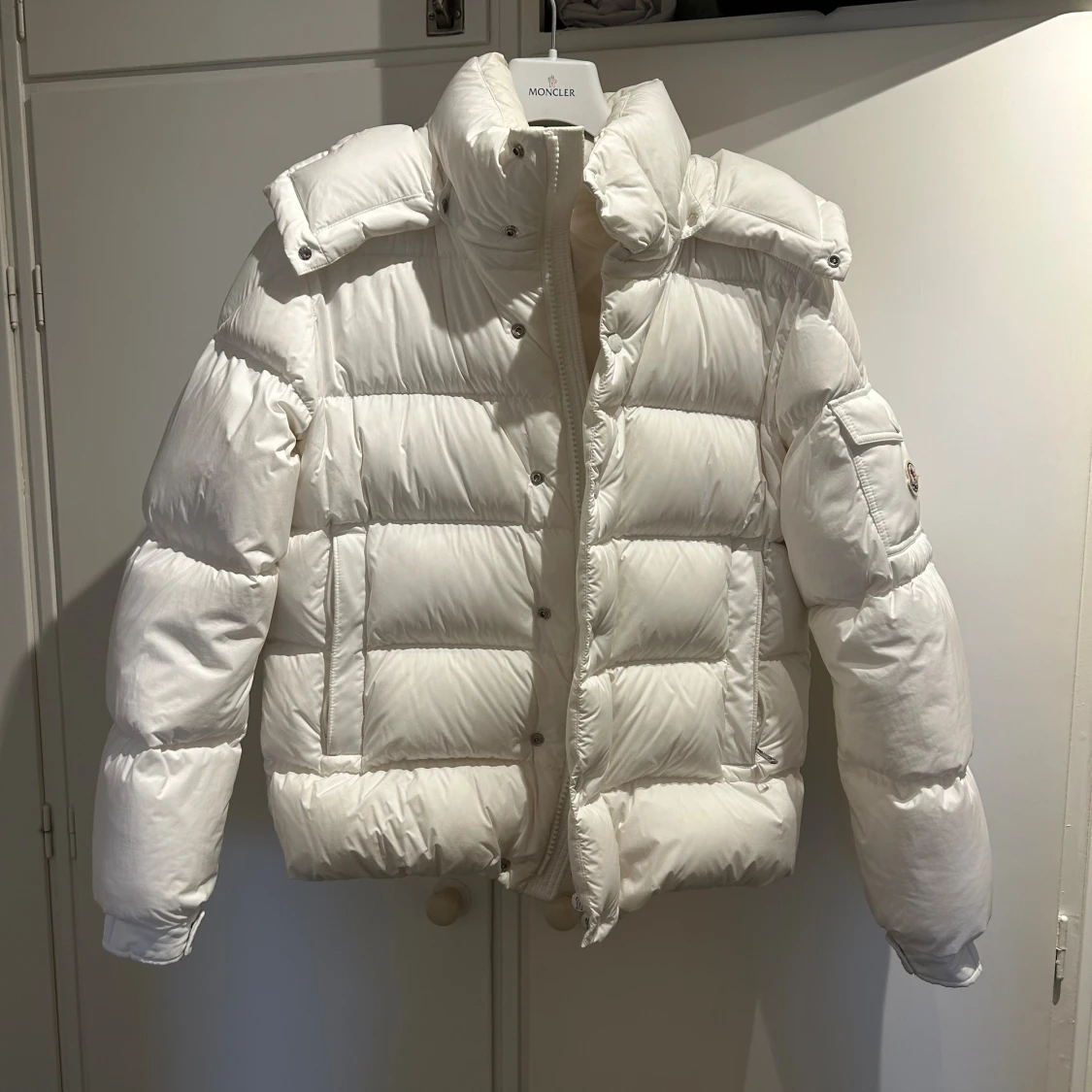 Vit Moncler jacka