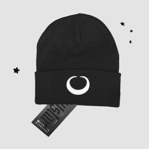 KILLSTAR Mössa 🌙 - Helt ny ’Luna Beanie’ från Killstar 🌙Perfekt nu när vinterkylan börjar krypa fram! Storlek O/S (omkrets 40-70cm) 📏Köp nu 💌