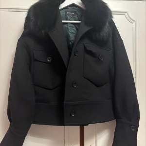 Svart pälsjacka från Meotine S/M - Snygg svart pälsjacka från Meotine i storlek S/M. Svart meotine jacka, säljer då den inte kommer till använding. Storlek: S/M  skriv vid frågor💕