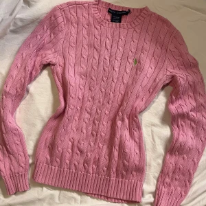 Kabelstickad från Ralph Lauren - Ljusrosa med limegrönt märke. Storlek M, dessa är små i storlek - denna är mer som en S. Mycket bra skick! 💞